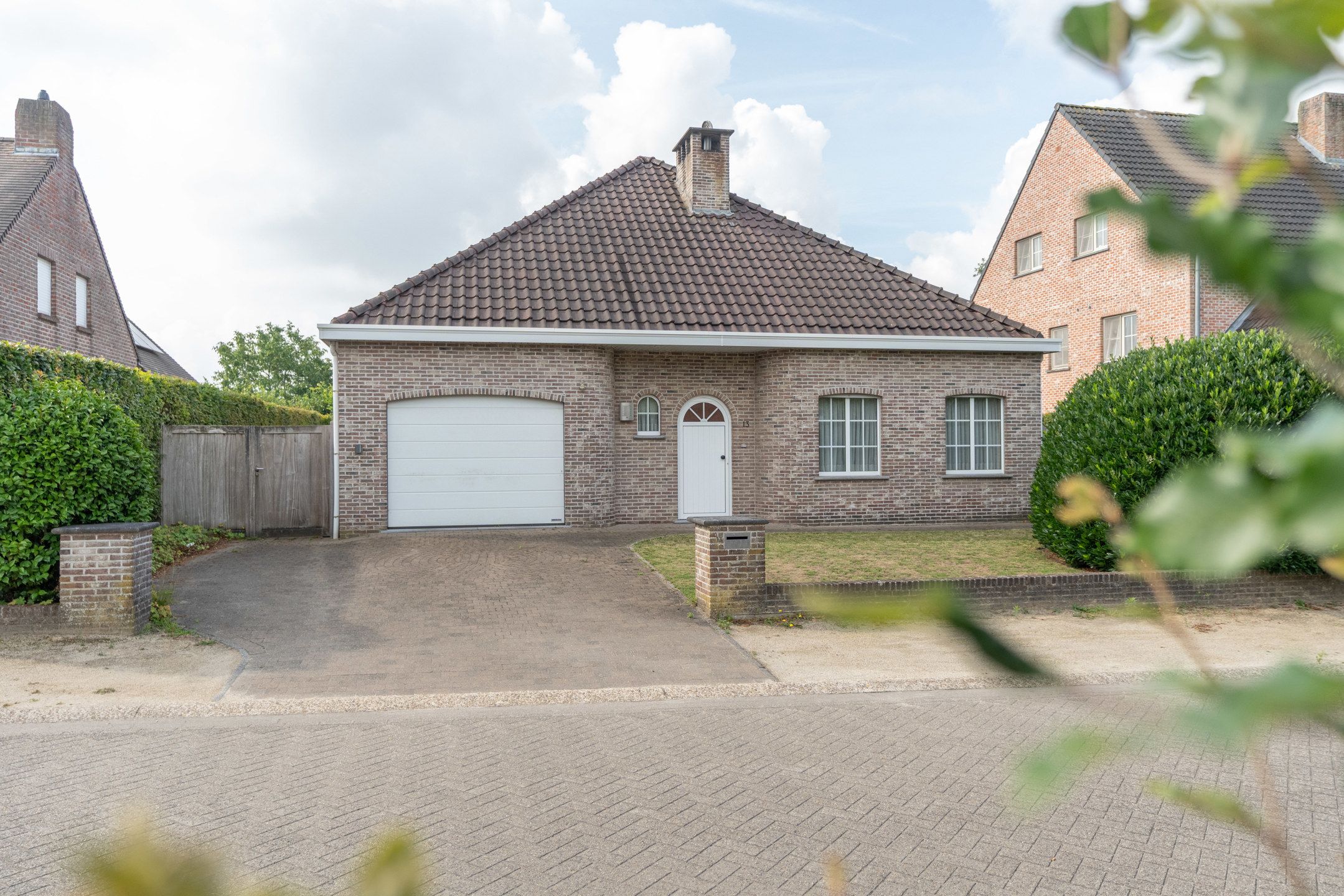 Ruime woning met 4 slpks op mooi zuidperceel van 1.041 m²  foto {{pictureIndex}}