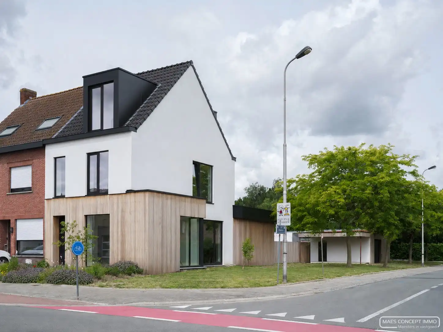 Gerenoveerde woning met 3 slaapkamers te koop in Waregem centrum foto {{pictureIndex}}