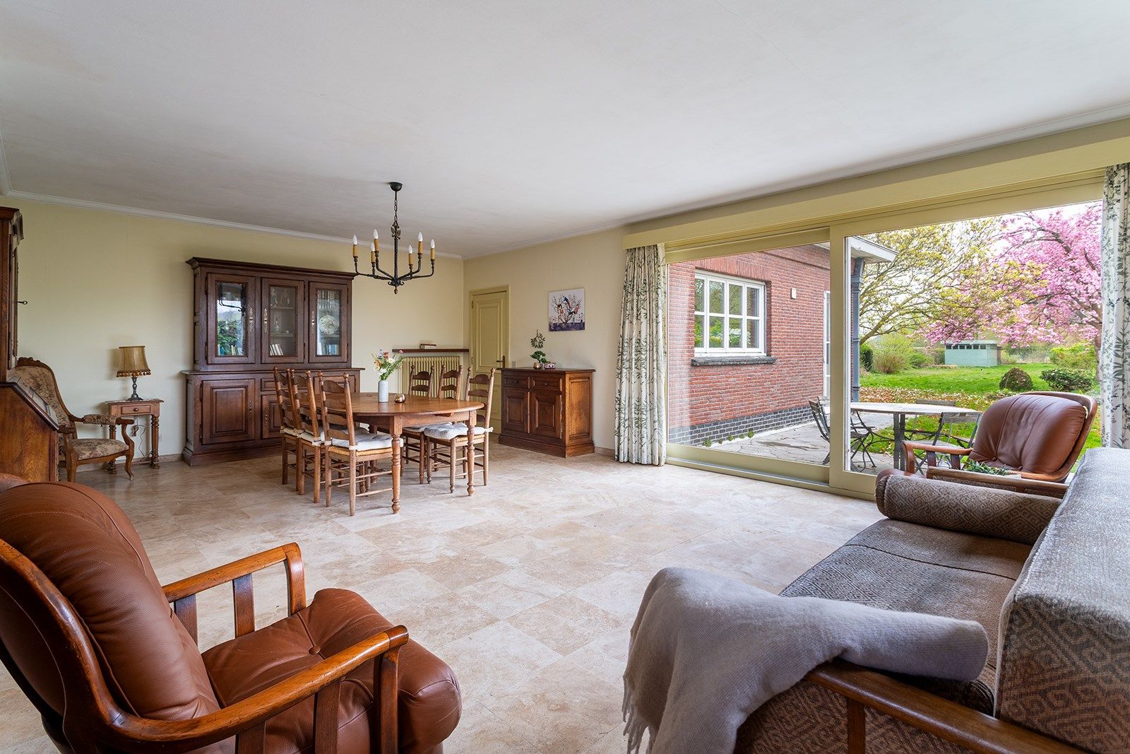 Jaren 70 villa op ruim perceel  foto 14