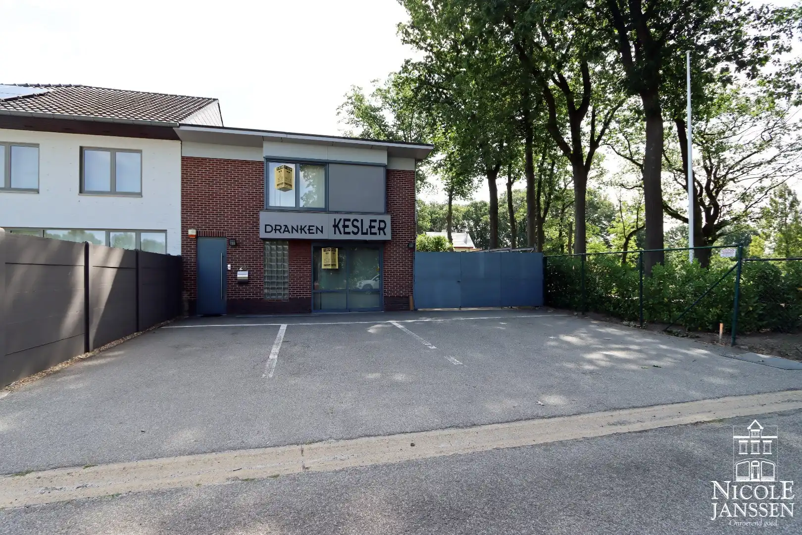 Grote loods en handelspand met bovengelegen woonst net buiten het centrum van Maaseik foto 7