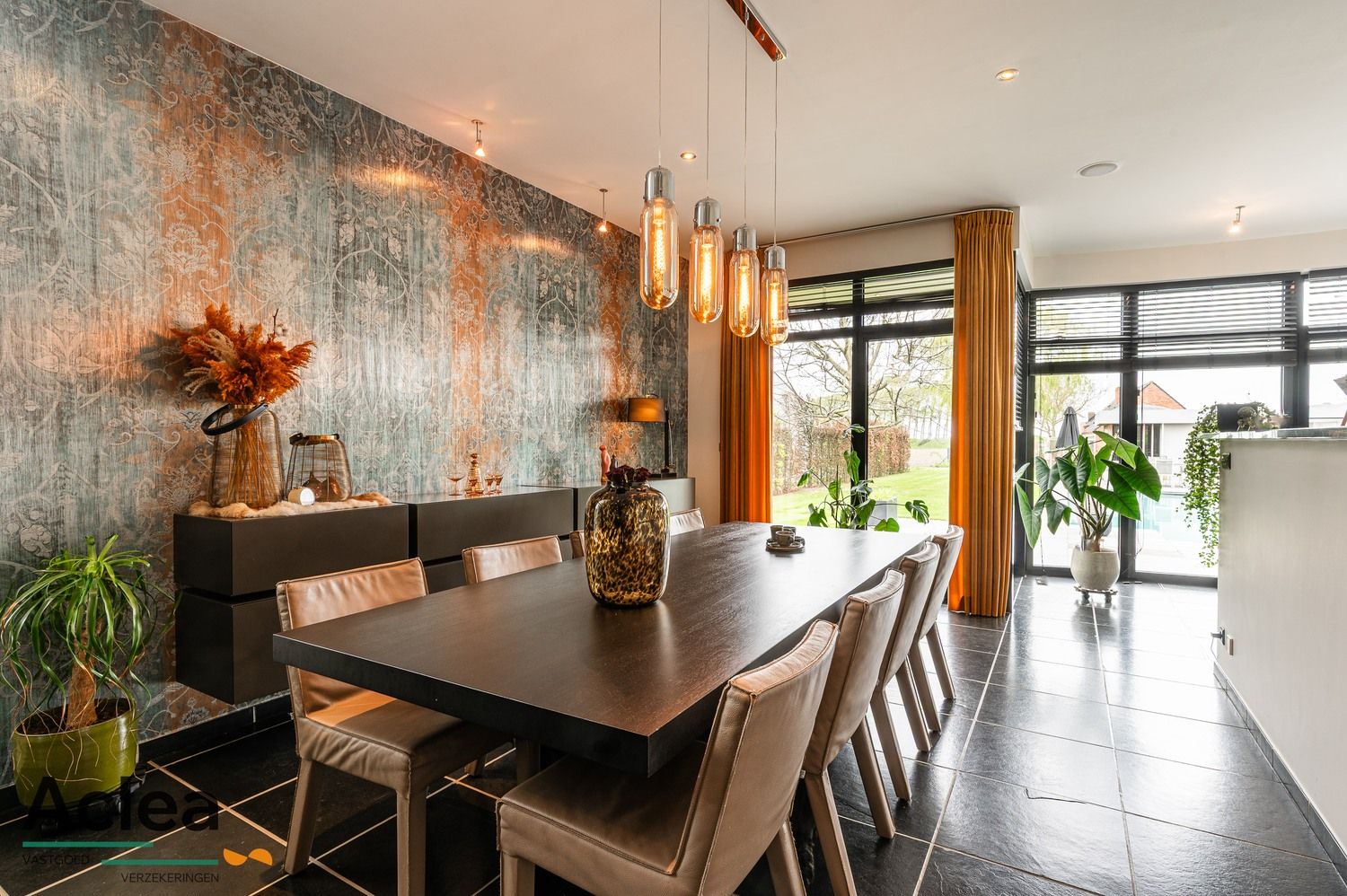 Moderne instapklare villa met zwembad en poolhouse foto 12