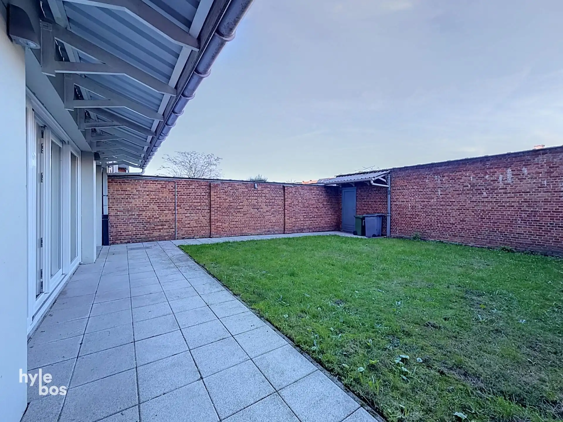 Centraal gelegen, zeer ruim drie slaapkamer appartement met stadstuin en garage foto 15