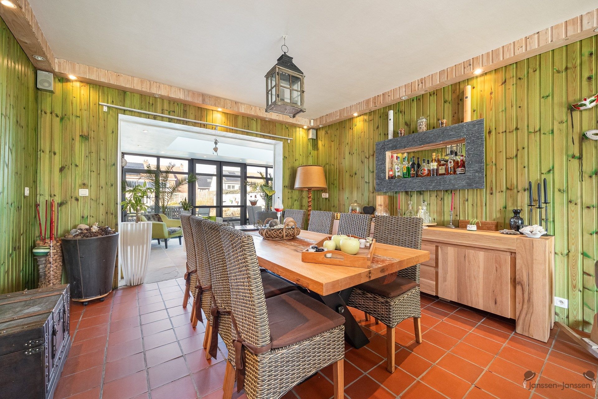 Ruime woning met bijgebouw op een perceel van 497m². foto 6
