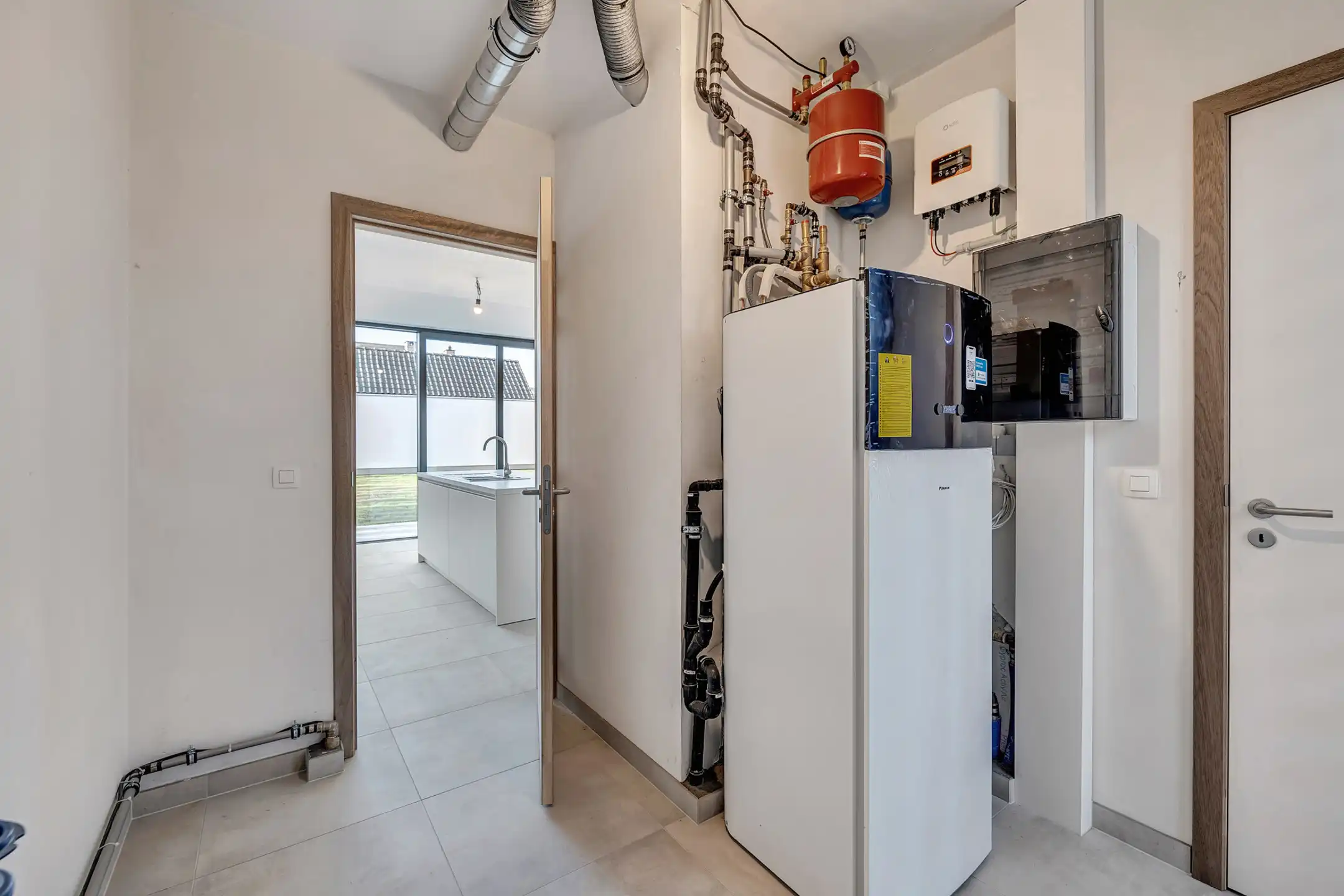 Prachtige nieuwbouwwoning in uniek woonerf foto 3