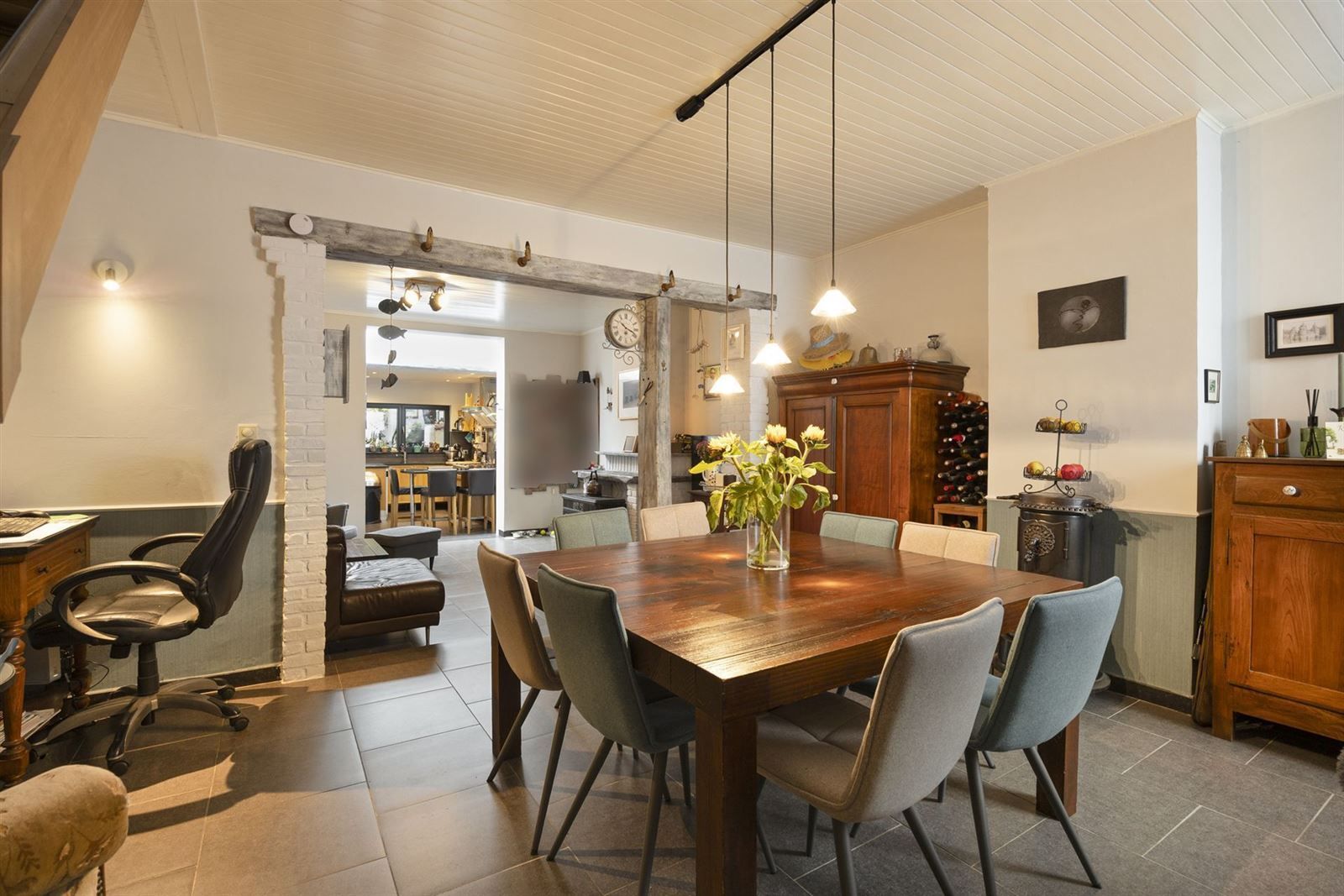 Charmante verborgen parel met tuin en garages foto 2