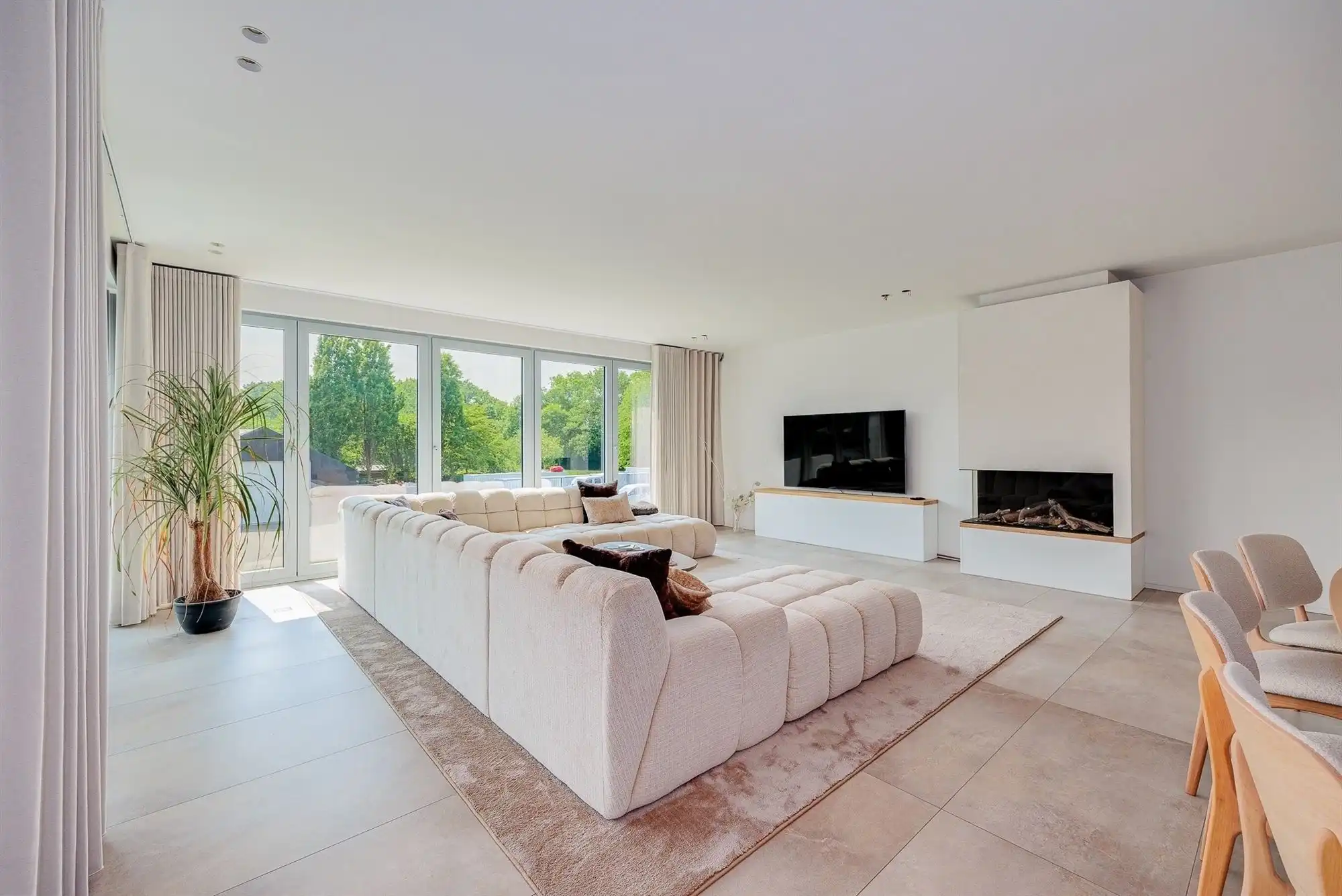 Prachtig afgewerkt gebouw - showroom + villa foto 14