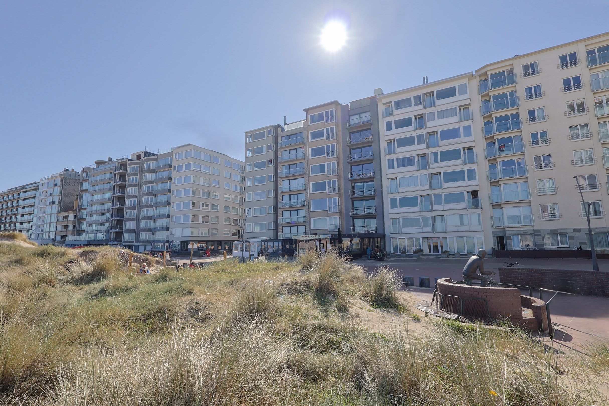 Appartement te huur met frontaal zeezicht op de dijk van Oostduinkerke! foto 2