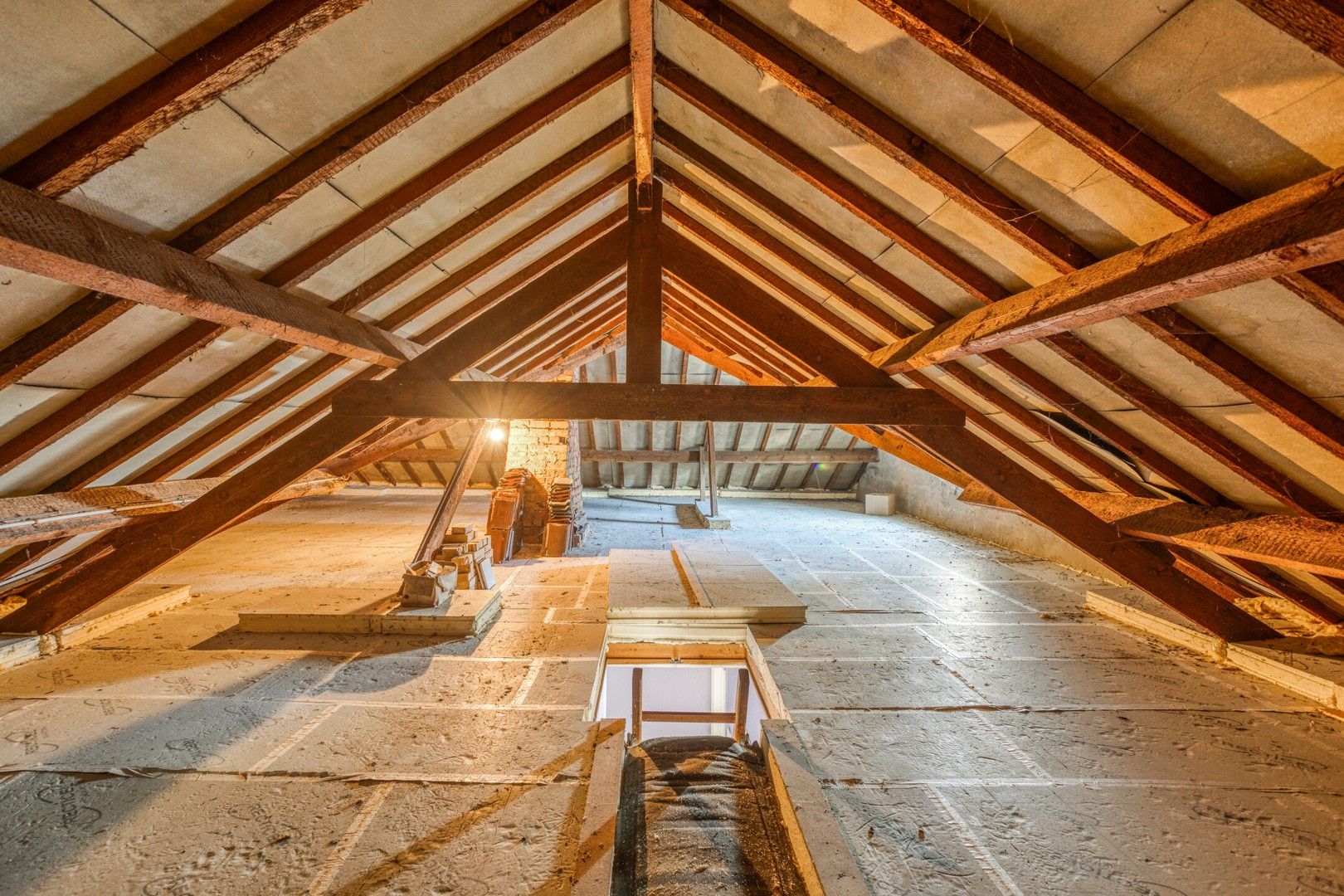 Instapklare Woning met Vergunde Loods en Kantoorruimte! foto 14