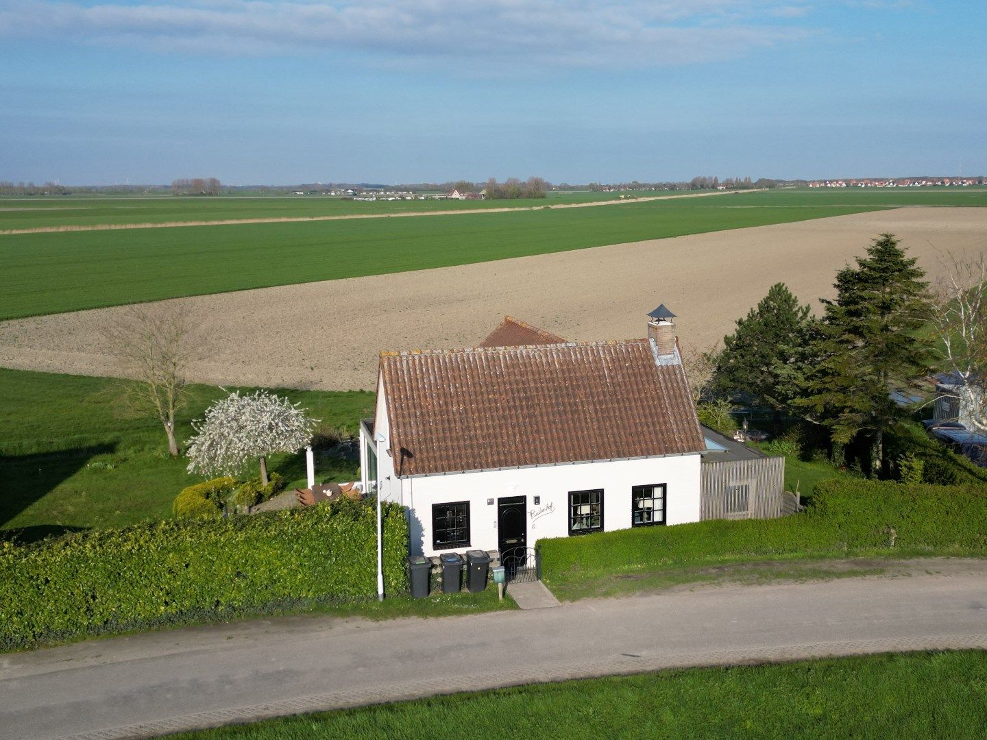 Zicht over de velden, op een zucht van zee foto 3