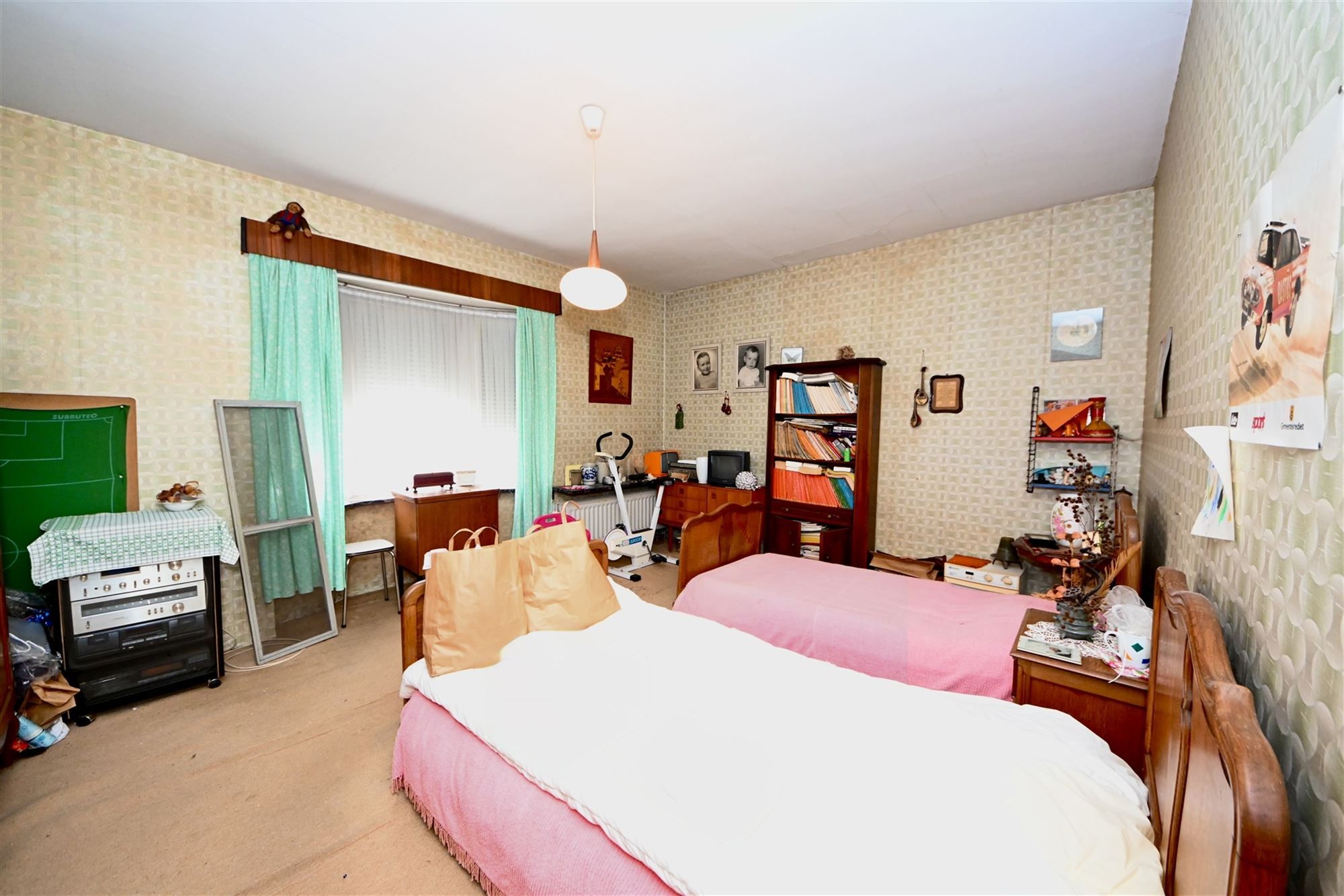 Te renoveren woning met 2 (mogelijk 3) slaapkamers en tuin. foto 11