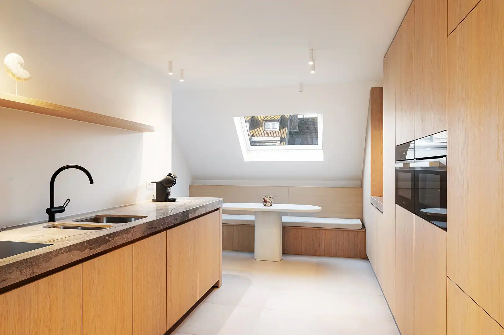 Luxueus gerenoveerd duplexappartement met drie slaapkamers. foto 16