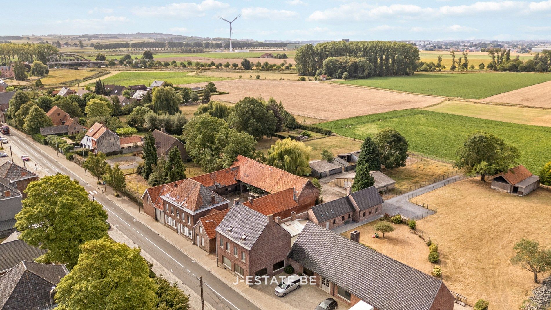 Authentieke vierkantshoeve met binnenplaats, bijgebouwen en prachtig uitzicht foto {{pictureIndex}}