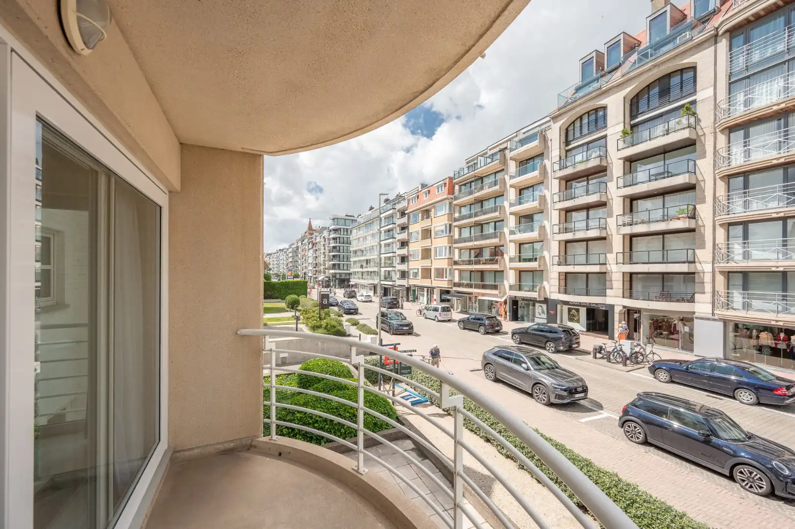 Interessant renovatie project : Twee-slaapkamer appartement in standingvolle villaresidentie in het Zoute foto 3