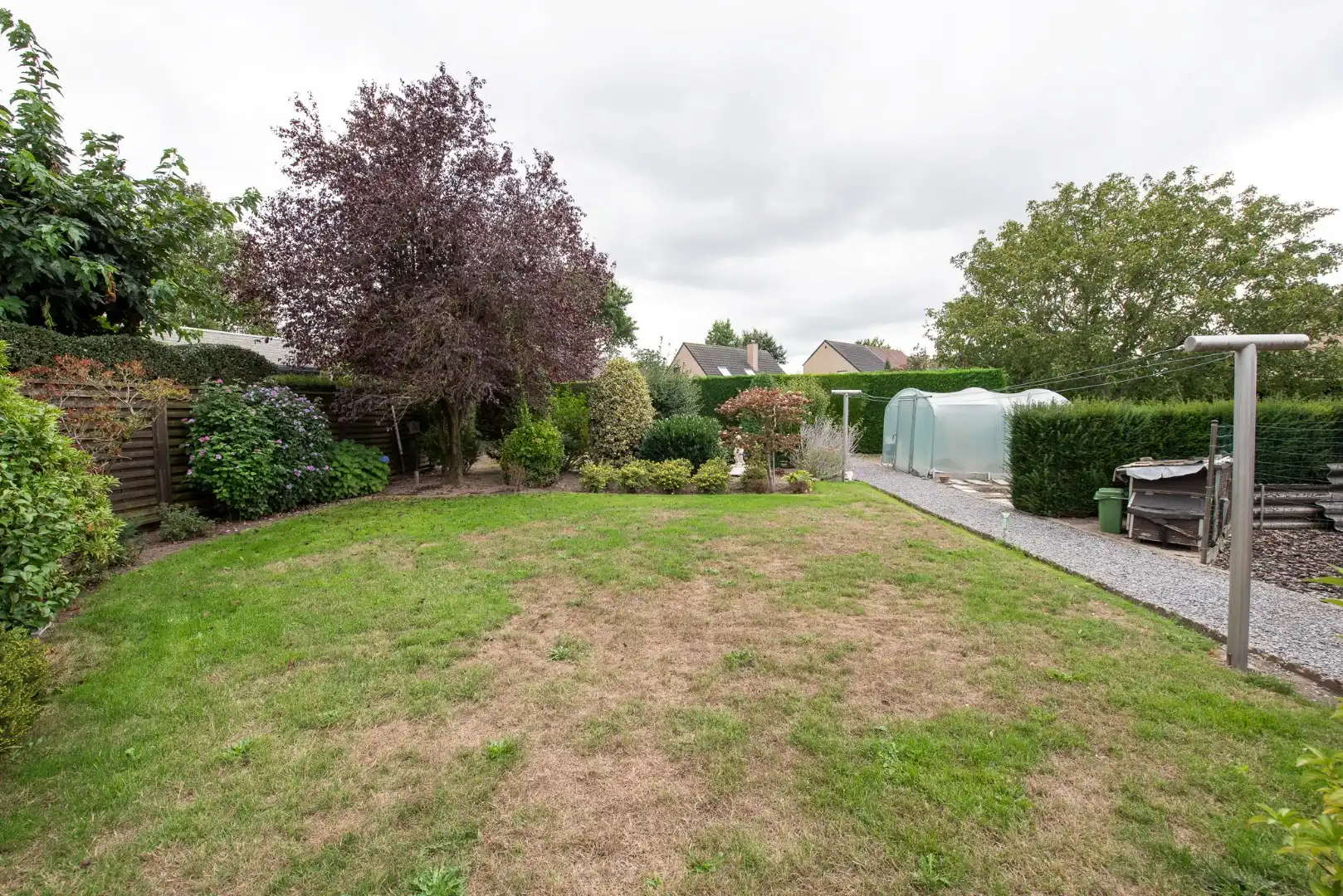 Goed onderhouden, open bebouwing met 3 slaapkamers op 831 m² foto 6