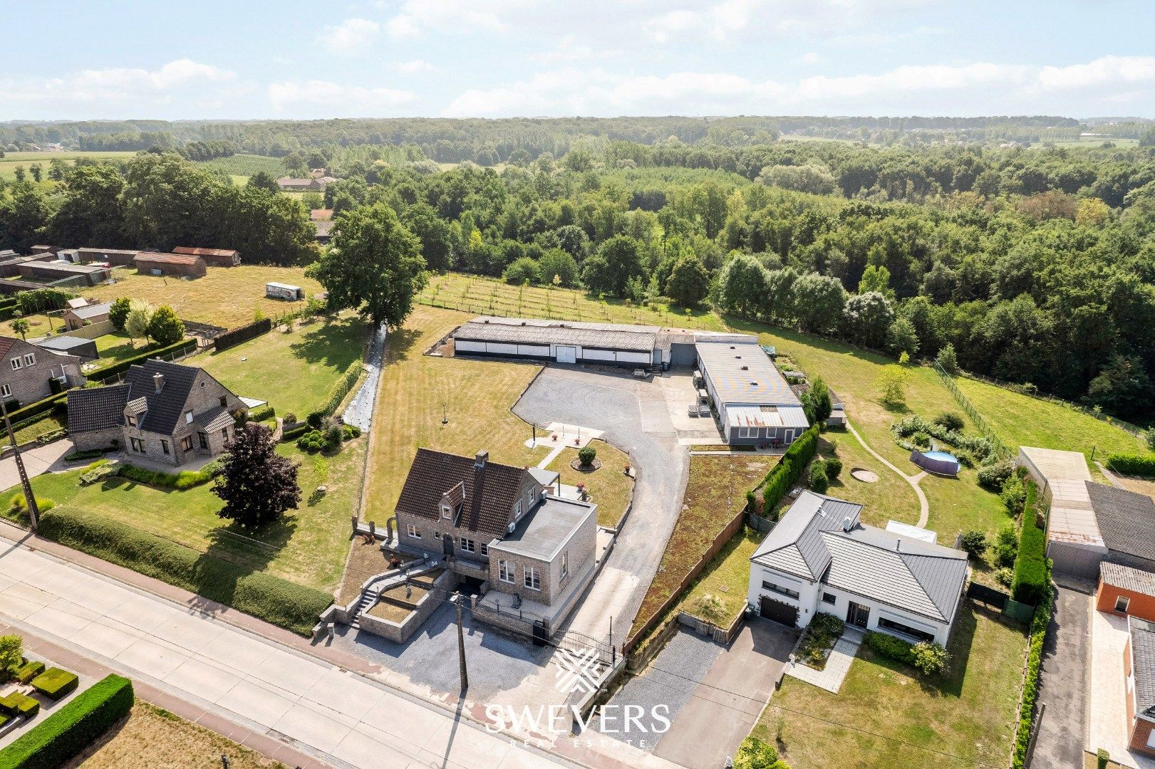 Instapklare gezinswoning met magazijn op ruim perceel foto 33