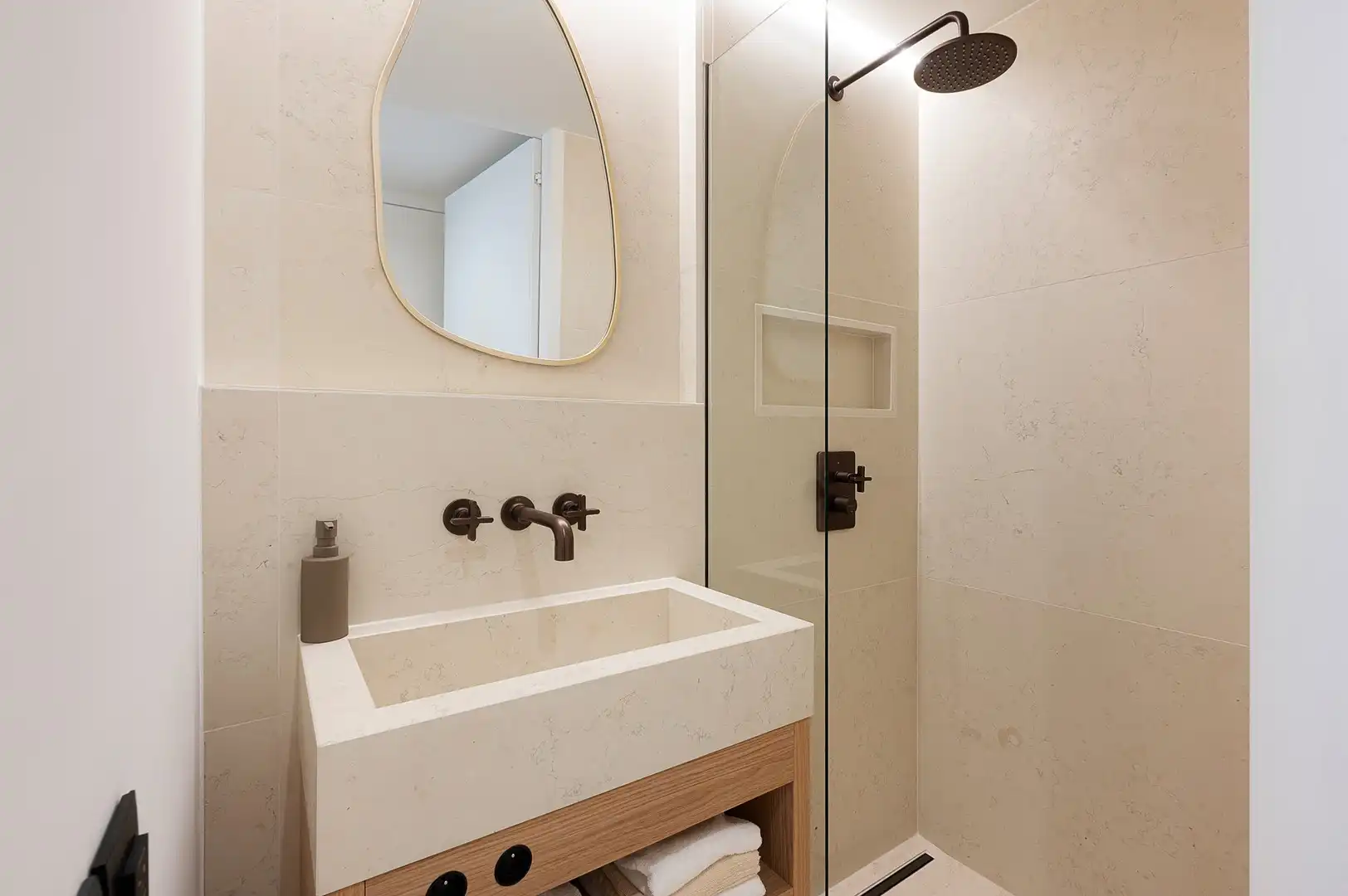 Lichtrijk gerenoveerd appartement op enkele stappen van de Dumortierlaan. foto 22