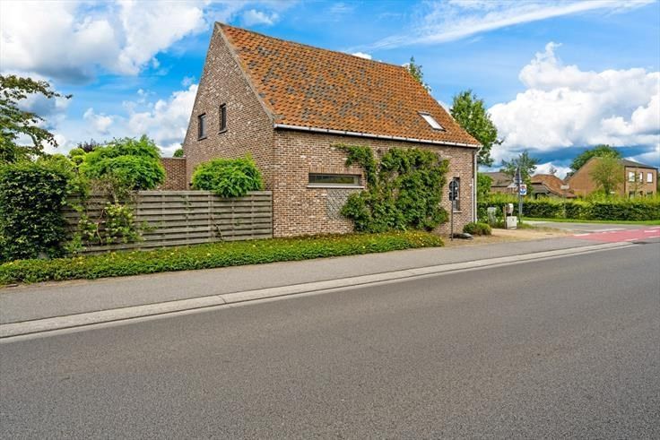 Instapklare villa op 817 m² met ruime tuin in Zeveneken (Lochristi) foto {{pictureIndex}}