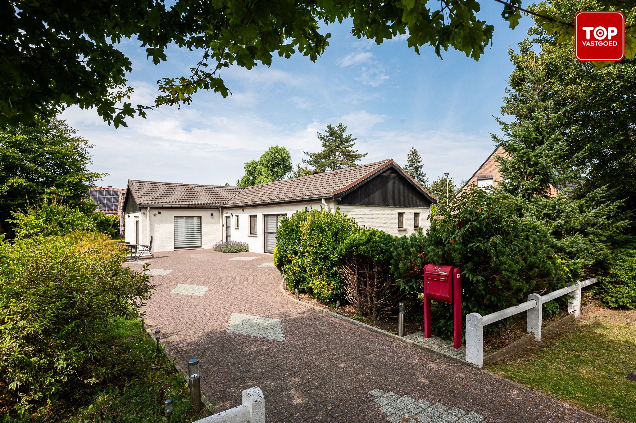 Alleenstaande woning met 3 slaapkamers en garage.  foto 1