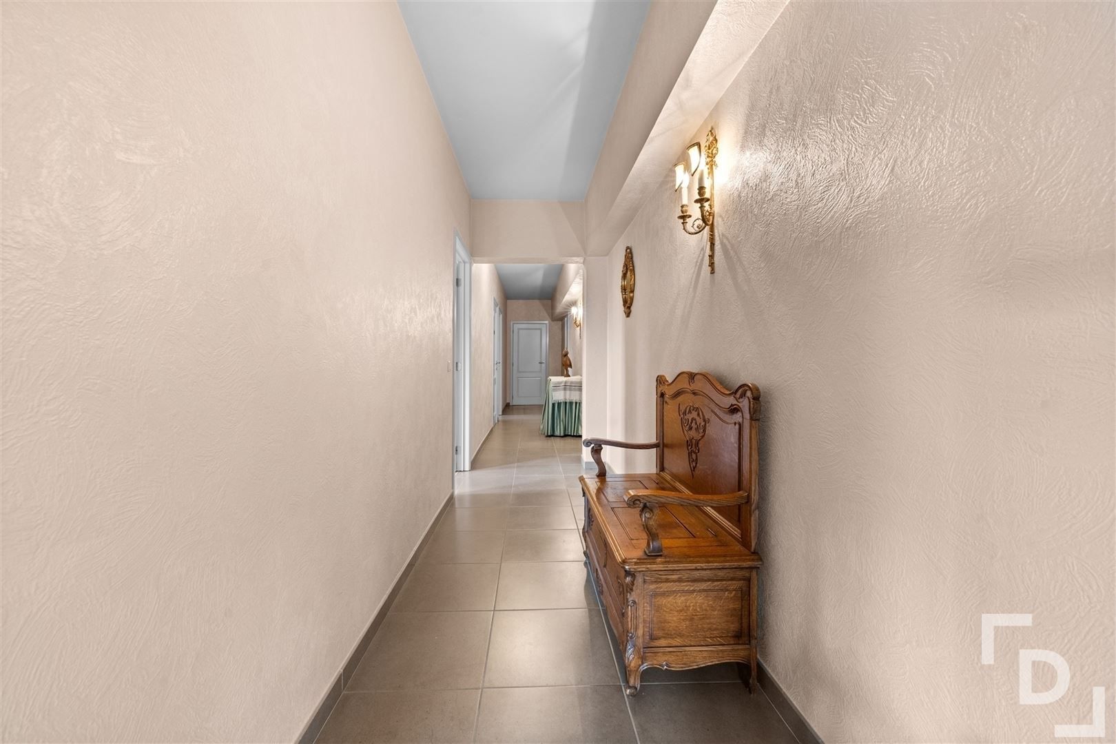 Appartement van 300m² met garage op toplocatie in Ieper foto 14