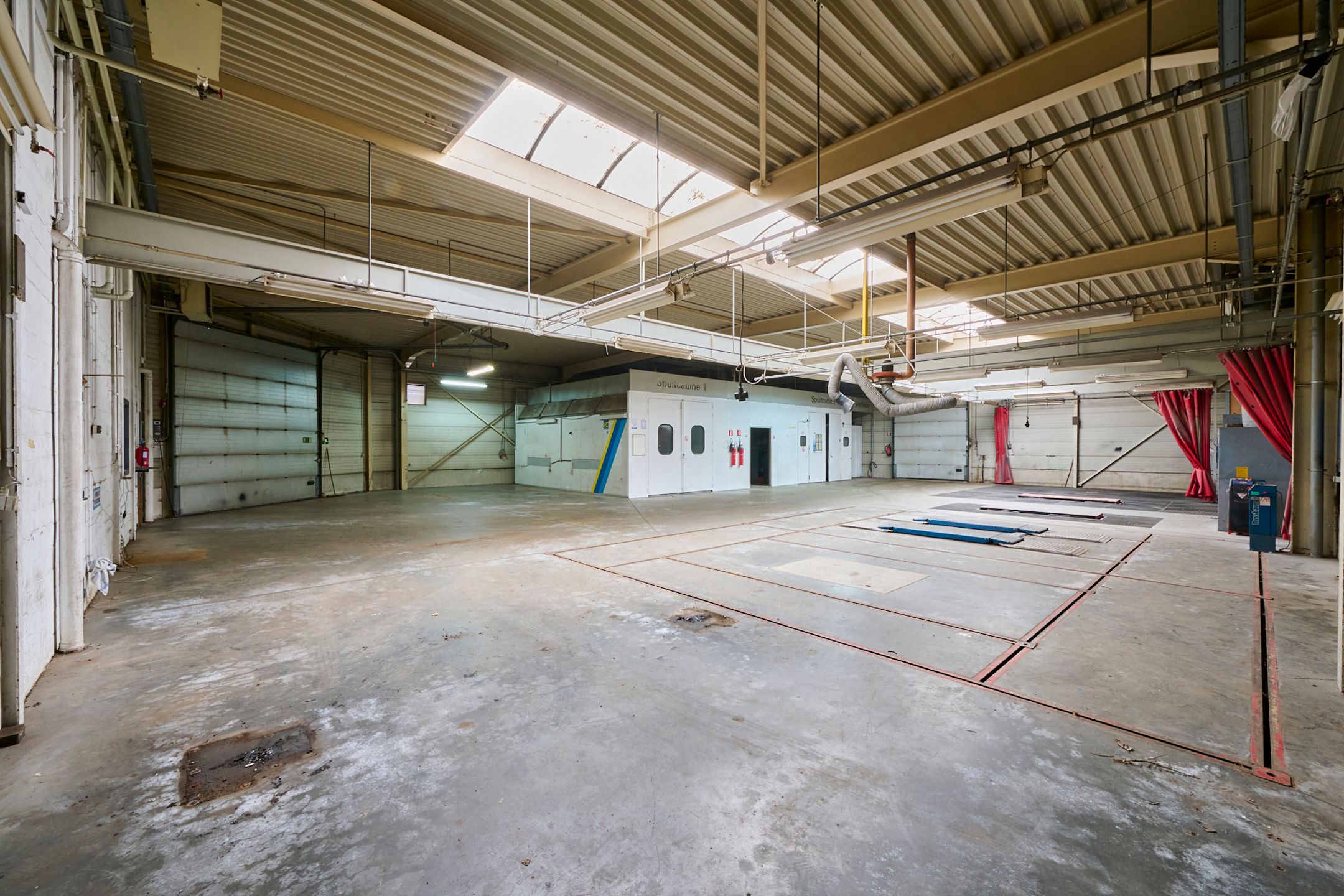 TE KOOP: bedrijfsgebouw met woning in Zonhoven foto 3