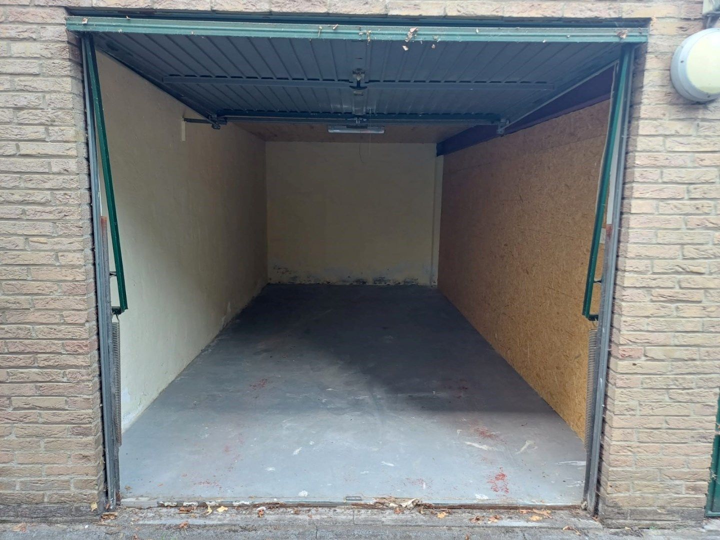 Ruime garagebox met elektrische poort te Kristus-Koning. foto 4