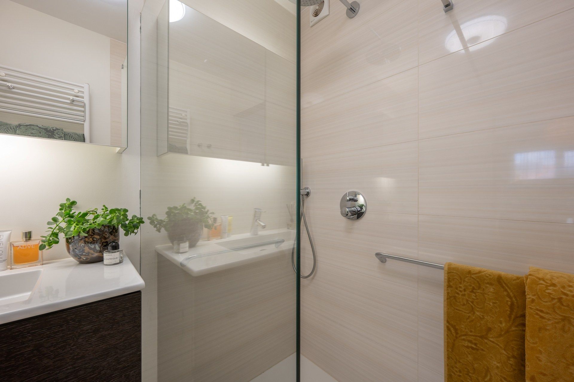 Stijlvol en volledig gerenoveerd appartement op wandelafstand van zee en het commerciële centrum. foto 35