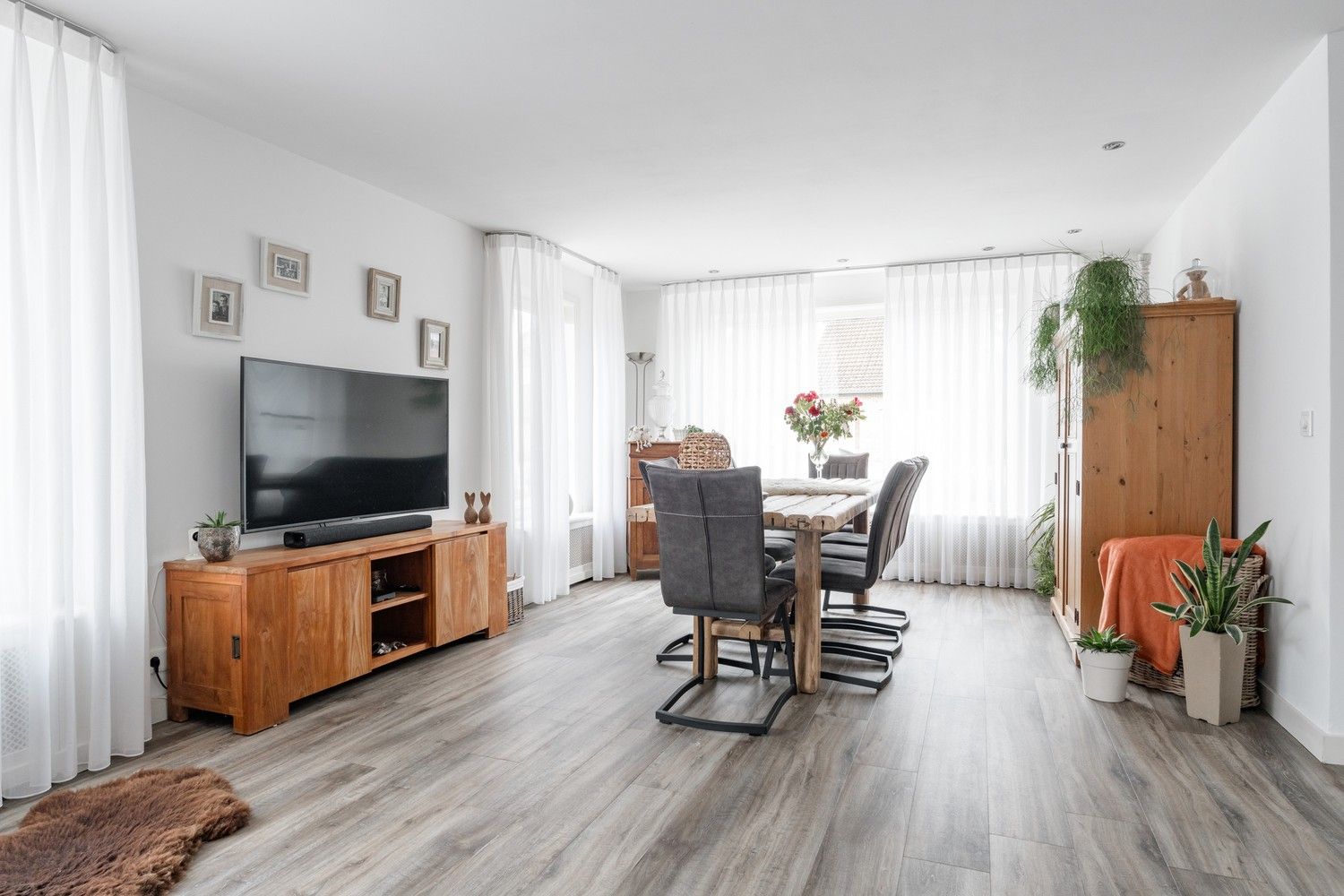 Vrijstaande woning met prachtig uitzicht op weilanden, rustige ligging nabij de Nederlandse grens! foto 7