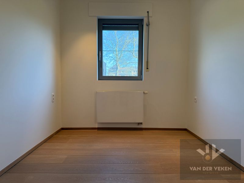 HOOGWAARDIG AFGEWERKT GELIJKVLOERS VILLA-APPARTEMENT foto 11