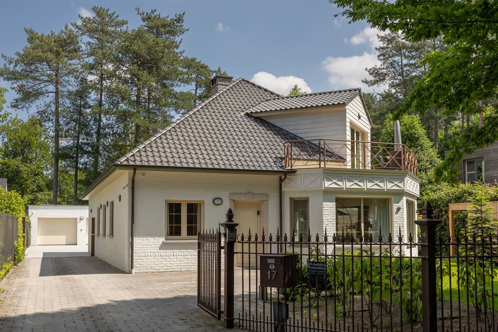 Een moderne villa met 4 ruime SLKS  nabij het centrum van Heide- Kalmthout. foto {{pictureIndex}}