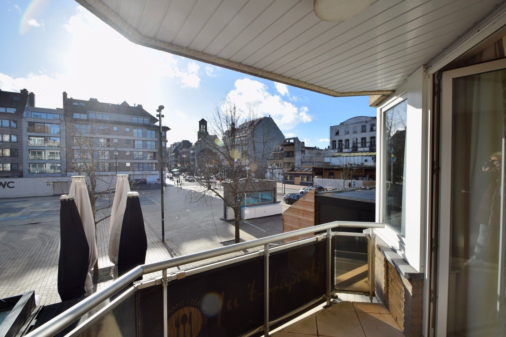 Twee slaapkamer appartement met terras gelegen aan het Alfred Verweeplein, centrum Knokke. foto 11