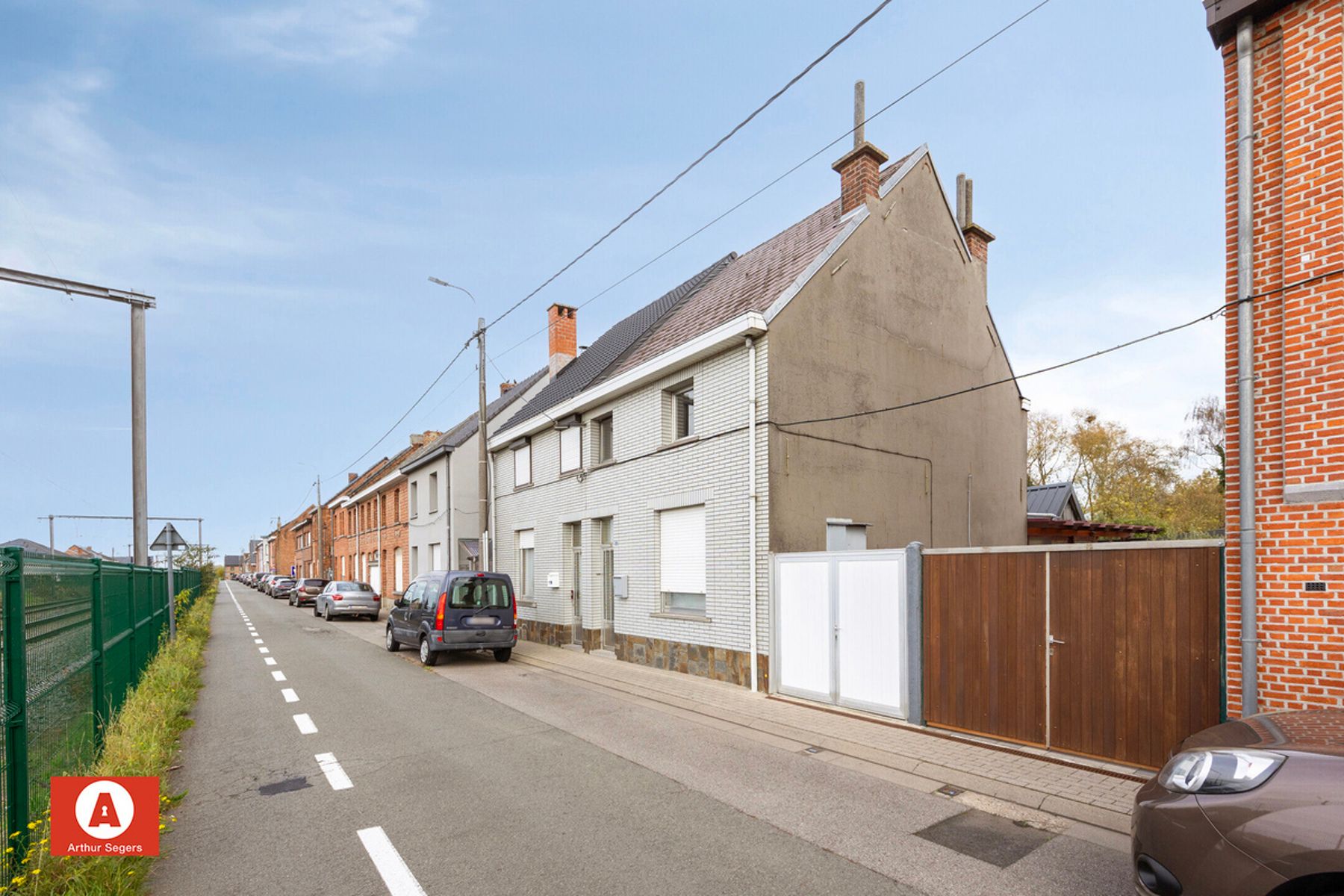 Verzorgde half-open bebouwing met oprit. foto 3