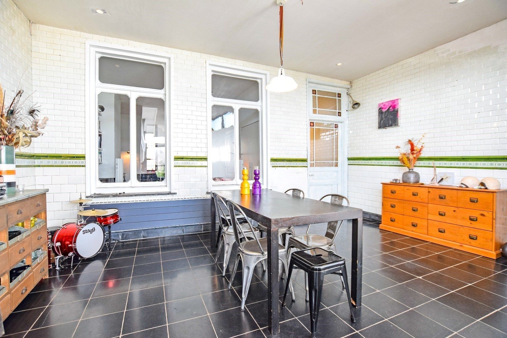 Met smaak gerenoveerde woning op een perceel van 747m² met toegang langs de zijkant. foto 8