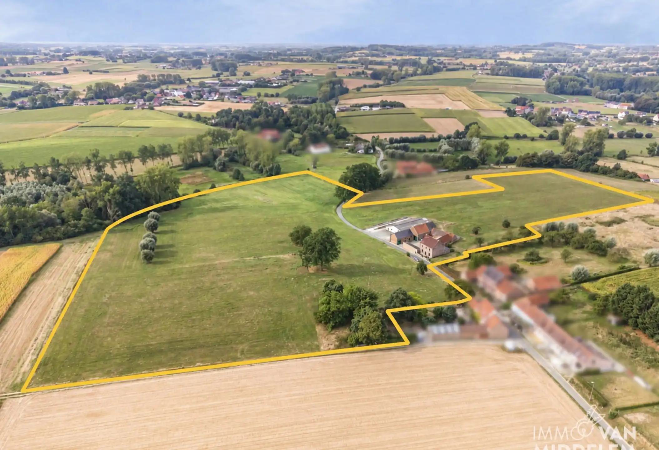 Hoofdfoto van de publicatie: LANDELIJKE HOEVE MET BIJGEBOUWEN op ± 8,35 HECTAREN