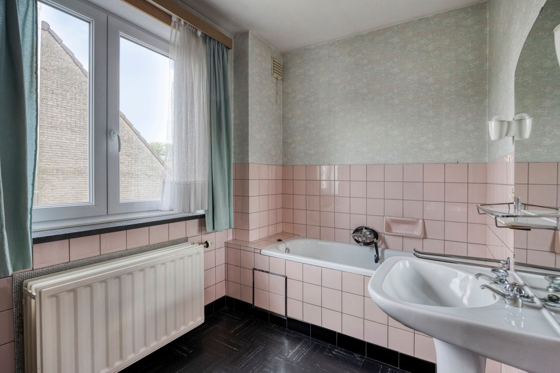 Ruime op te frissen villa met 3 slaapkamers en grote tuin foto 16