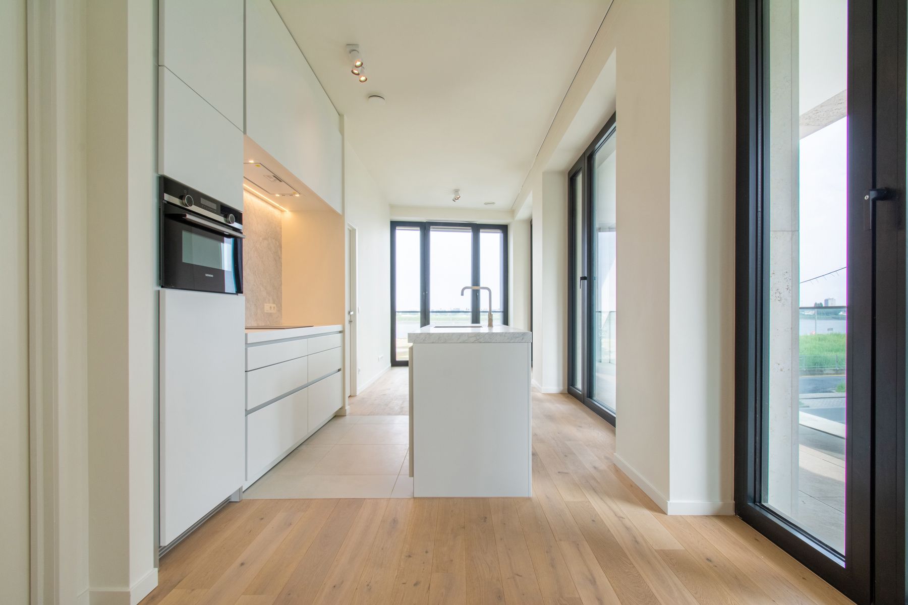 Ruim nieuwbouw ongemeubeld appartement met 2 slaapkamers foto 2