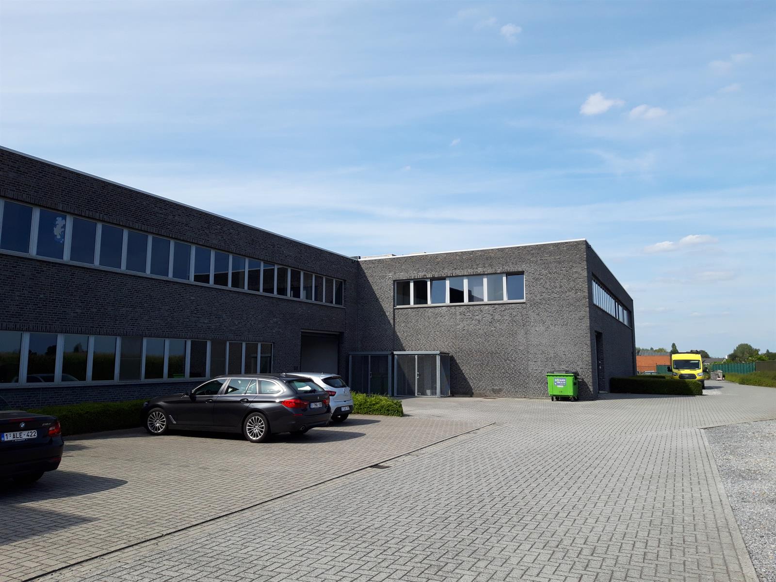 Magazijn, kantoren en toonzaal te huur in Aartselaar foto 2