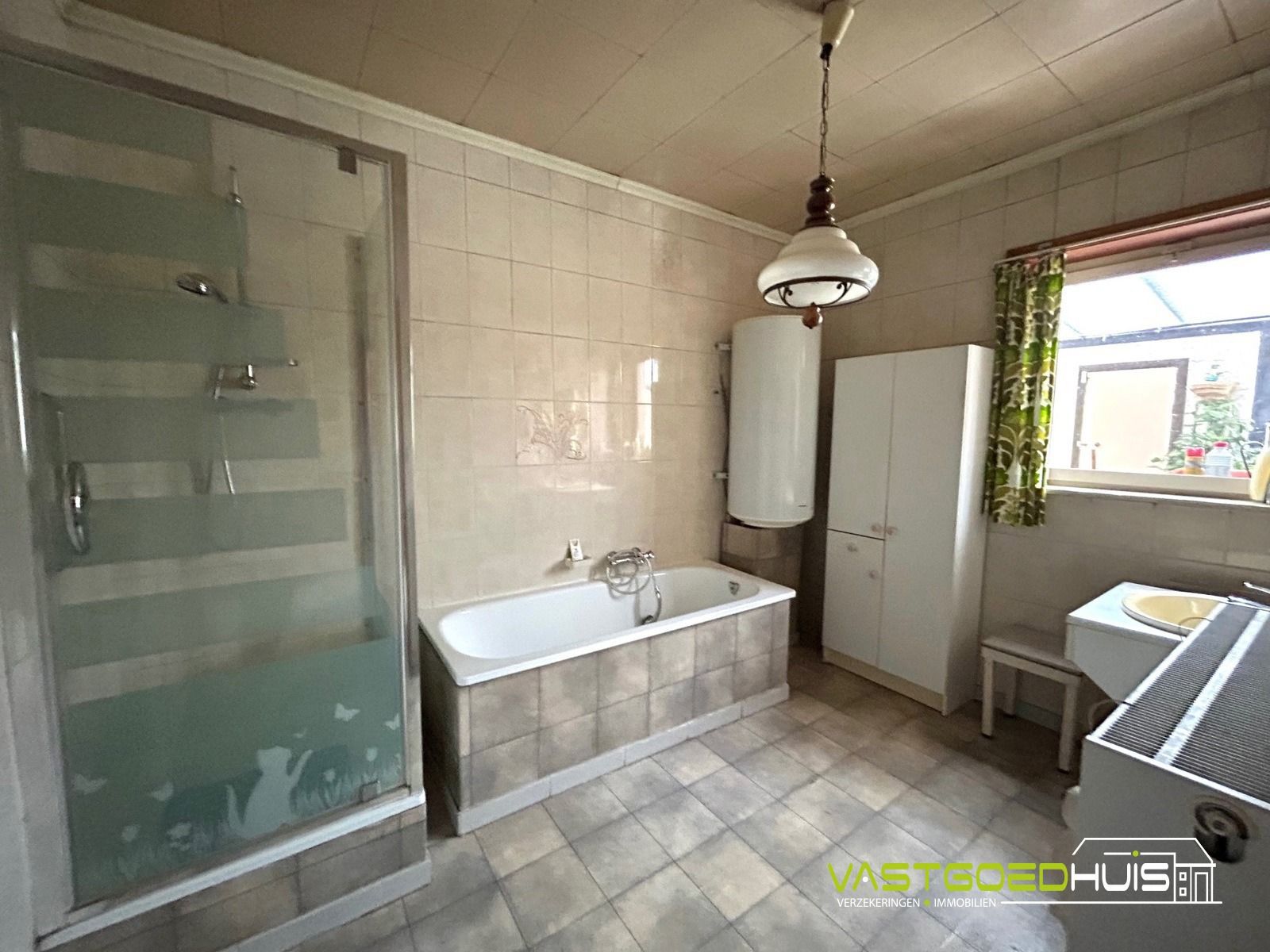 Ruime gezinswoning met garage en tuin foto 10