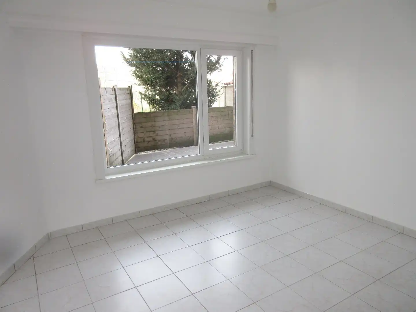 Volledig gerenoveerd 2 slaapkamer appartement met zonnige koer! foto 11