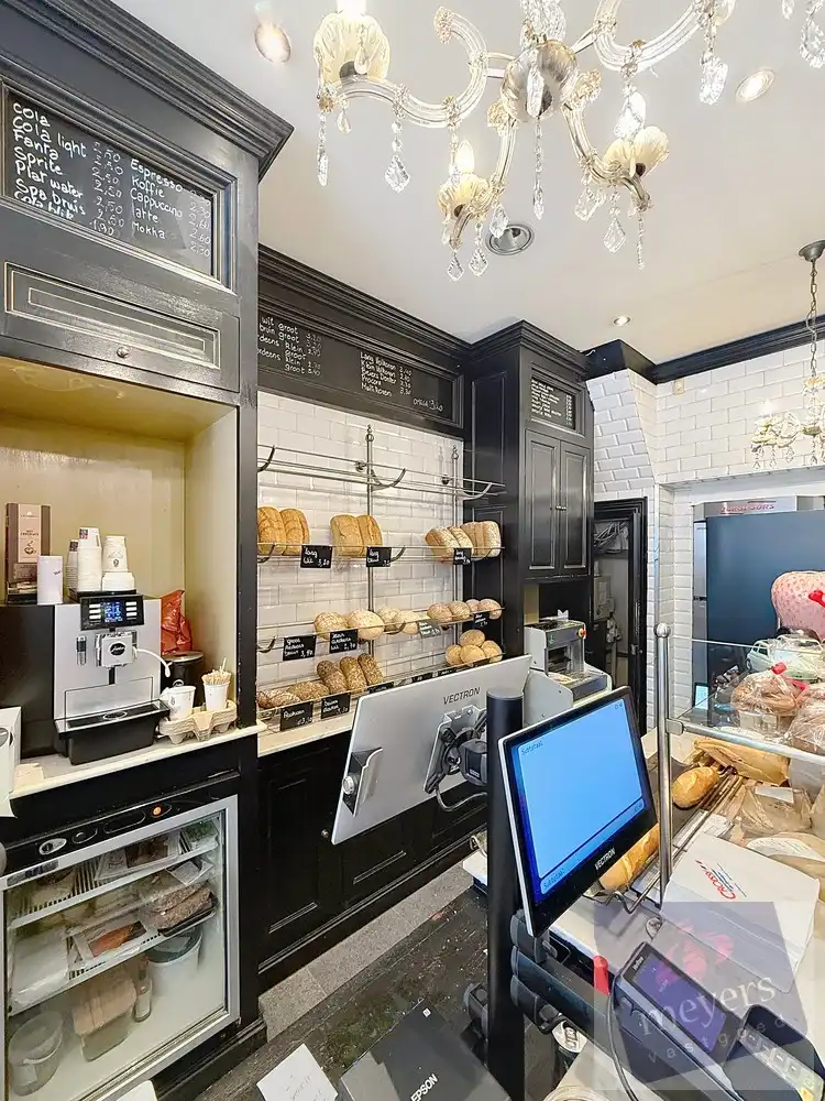 Handelspand met woonst in dé commerciële hotspot van Sint-Truiden foto 8