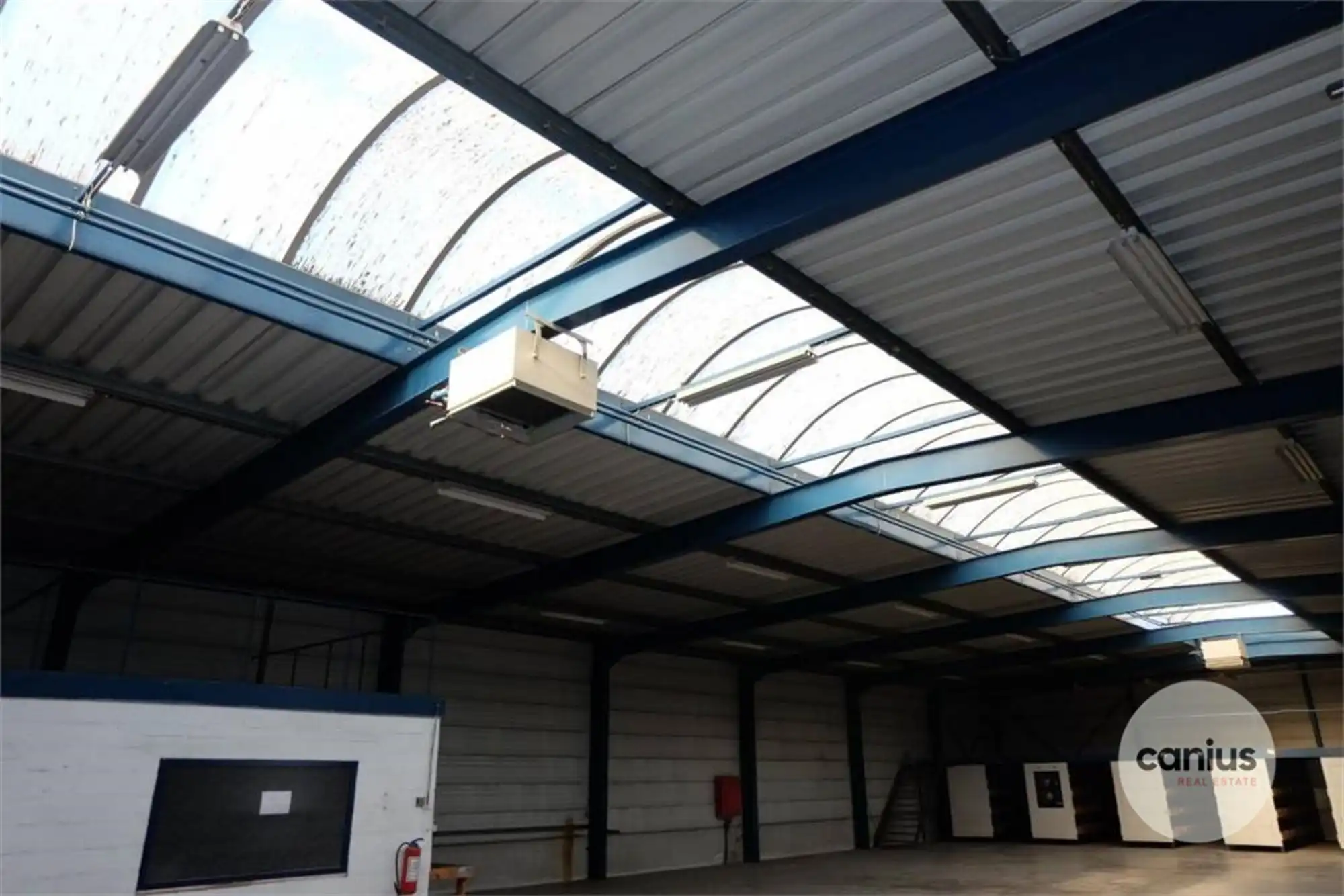 COMMERCIEEL GEBOUW MET MAGAZIJN EN WONING OP EEN ZICHTBARE LOCATIE  foto 21
