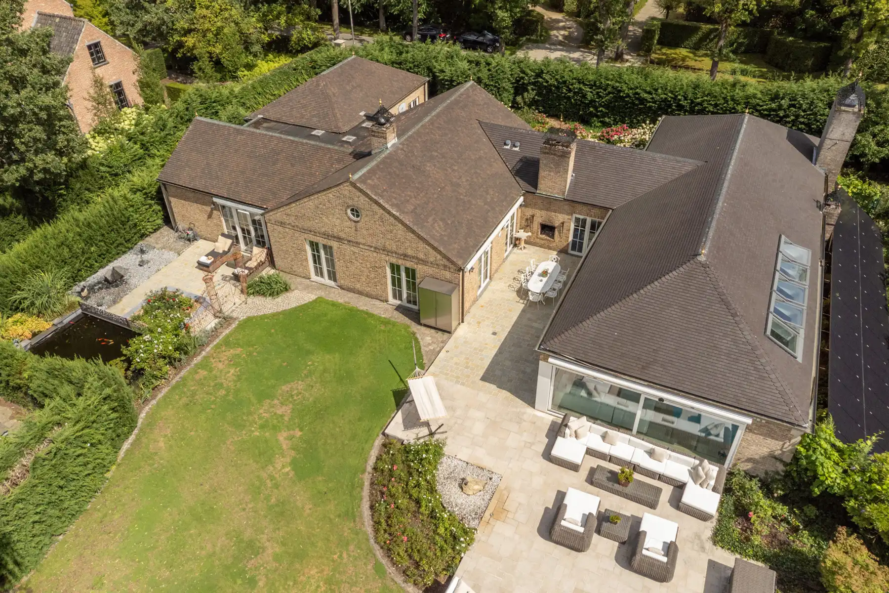 Exclusieve laagbouwvilla met binnen-en buitenzwembad foto {{pictureIndex}}