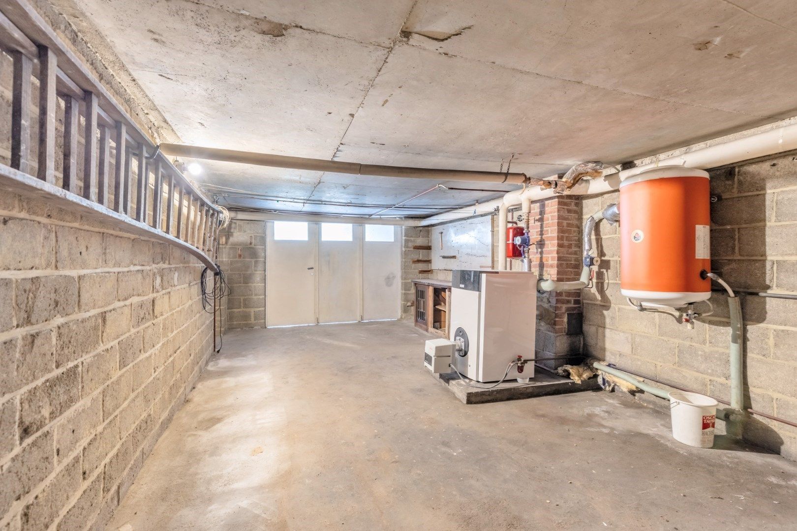 Ruime woning met 4 slaapkamers, garage en diepe tuin met inrit foto 12