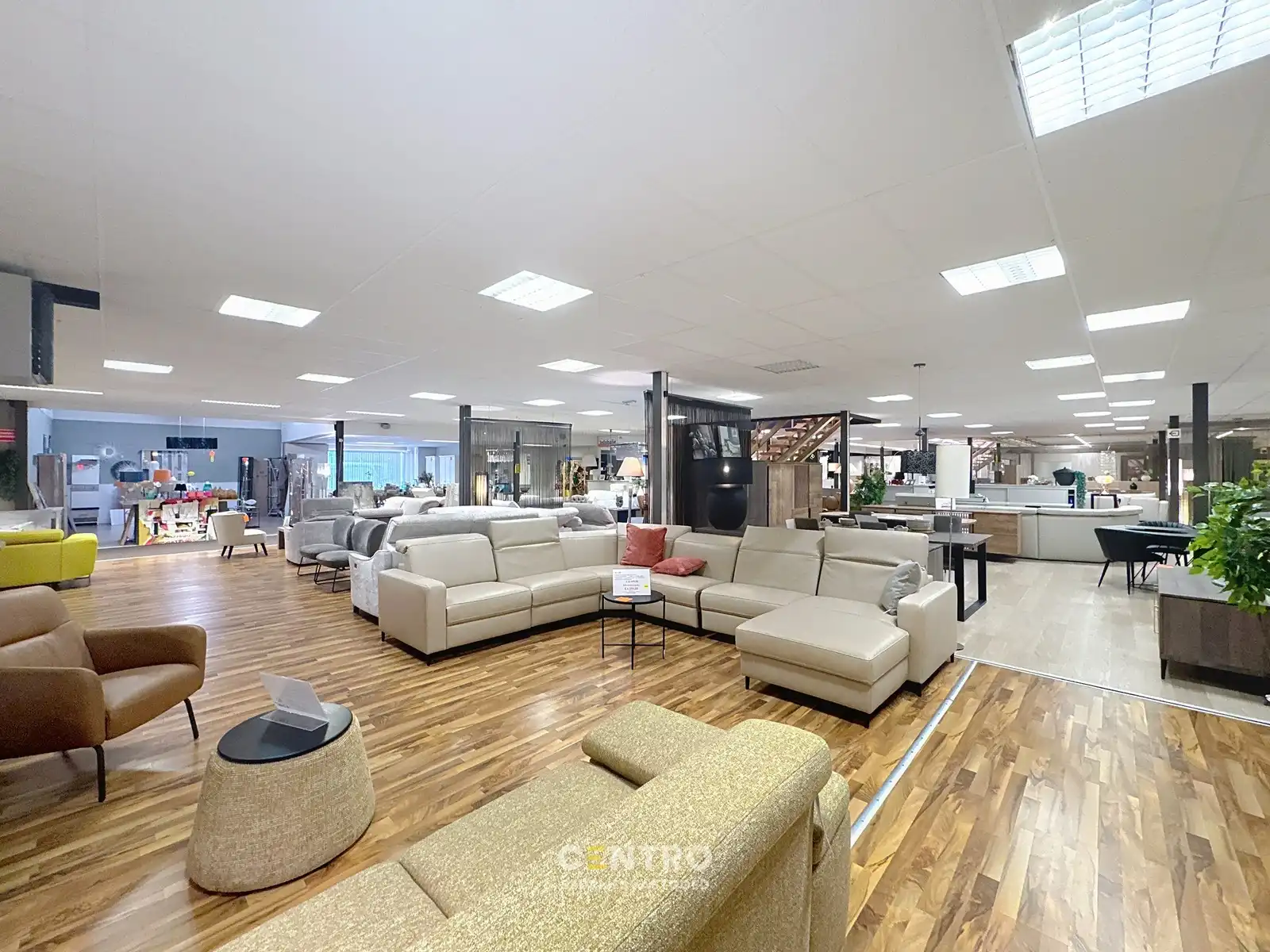 instapklare BAANWINKEL/HANDELSPAND met ruime, private parkeergelegenheid voor de deur. Grondopp.: 3.961m² foto 6