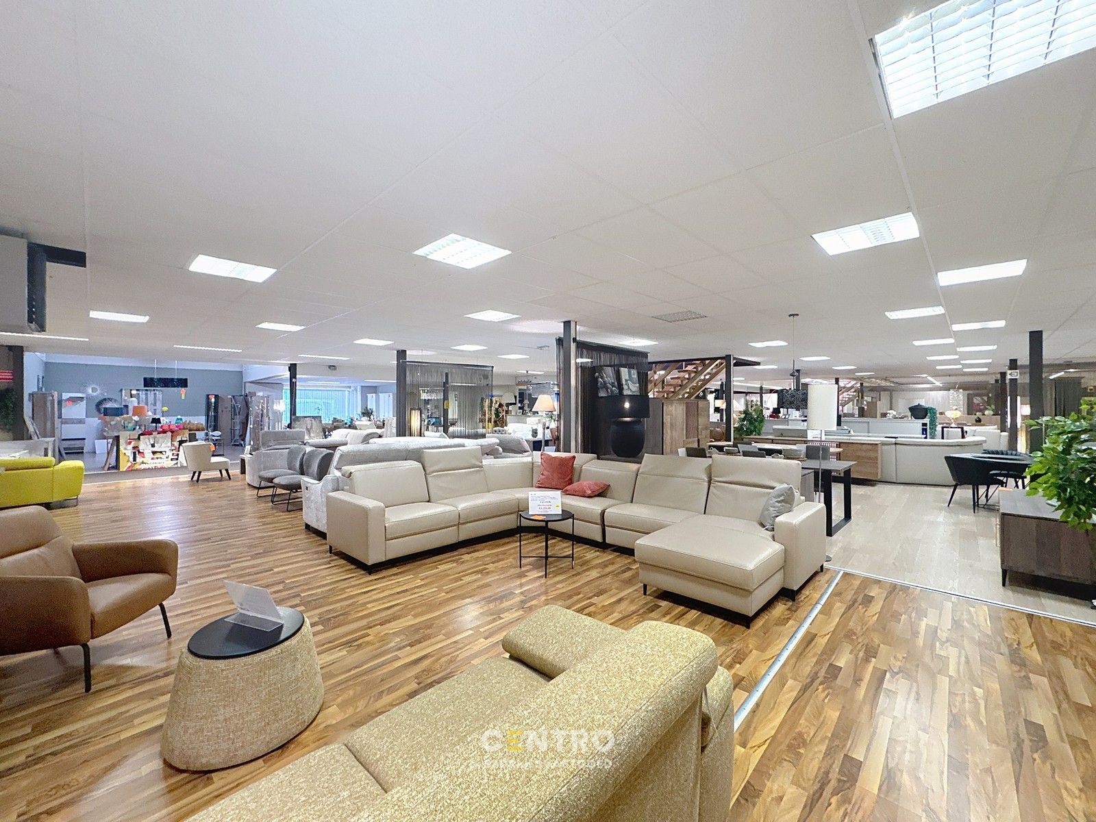 instapklare BAANWINKEL/HANDELSPAND met ruime, private parkeergelegenheid voor de deur. Grondopp.: 3.961m² foto 6