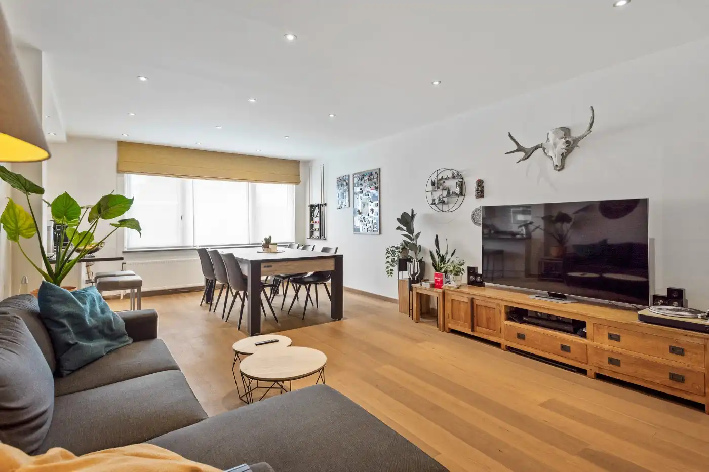 Supertof instapklaar app. op 2e verd. met 2 slpk., balkon en garagebox foto {{pictureIndex}}