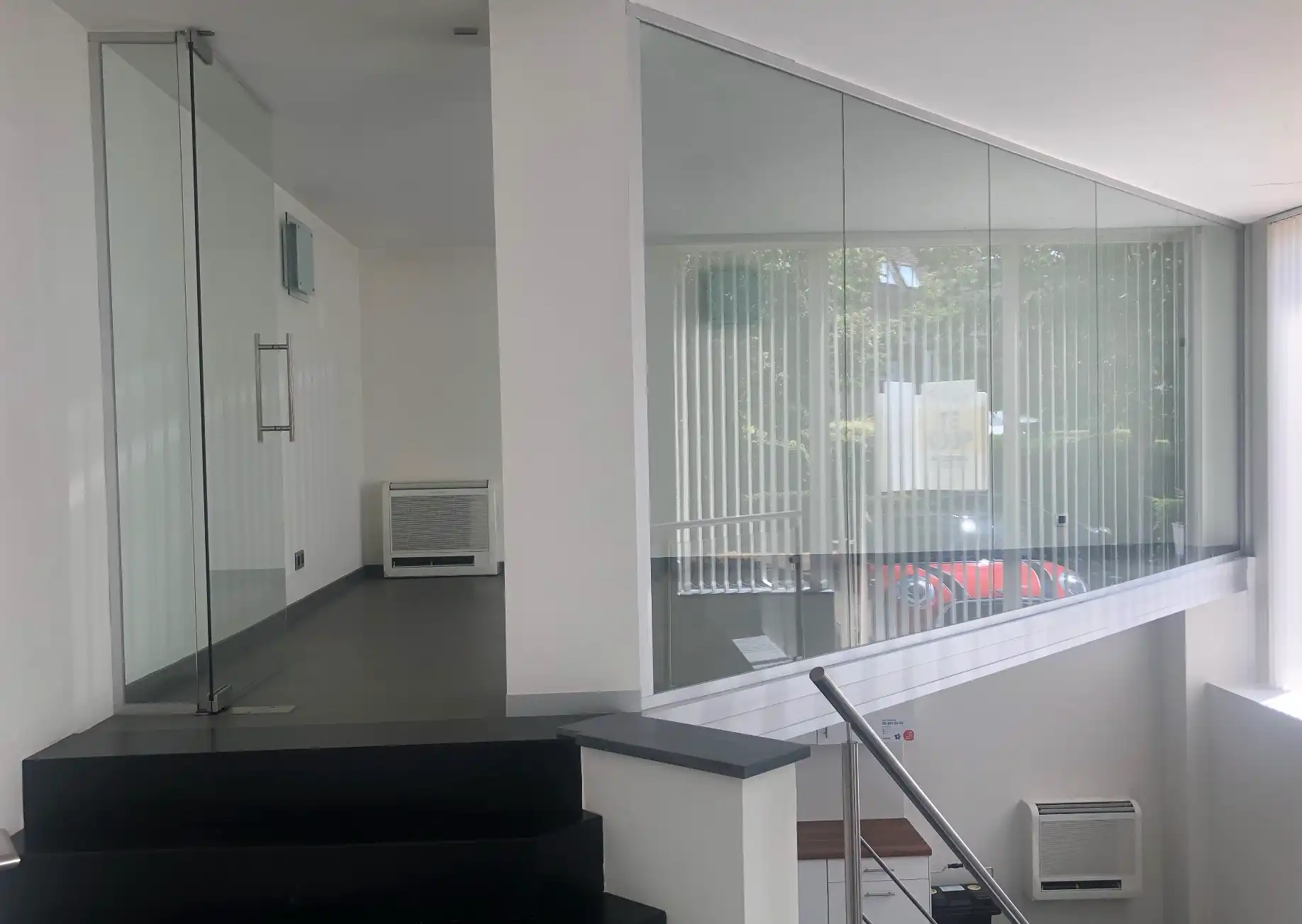 Lichtrijke kantoorruimte met 5 staanplaatsen foto 3