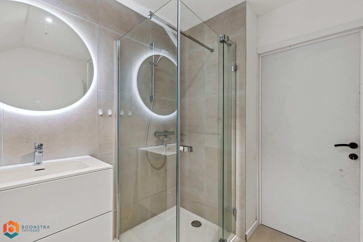 Grondig gerenoveerd handelsgelijkvloers met woonst en ruime parking foto 26