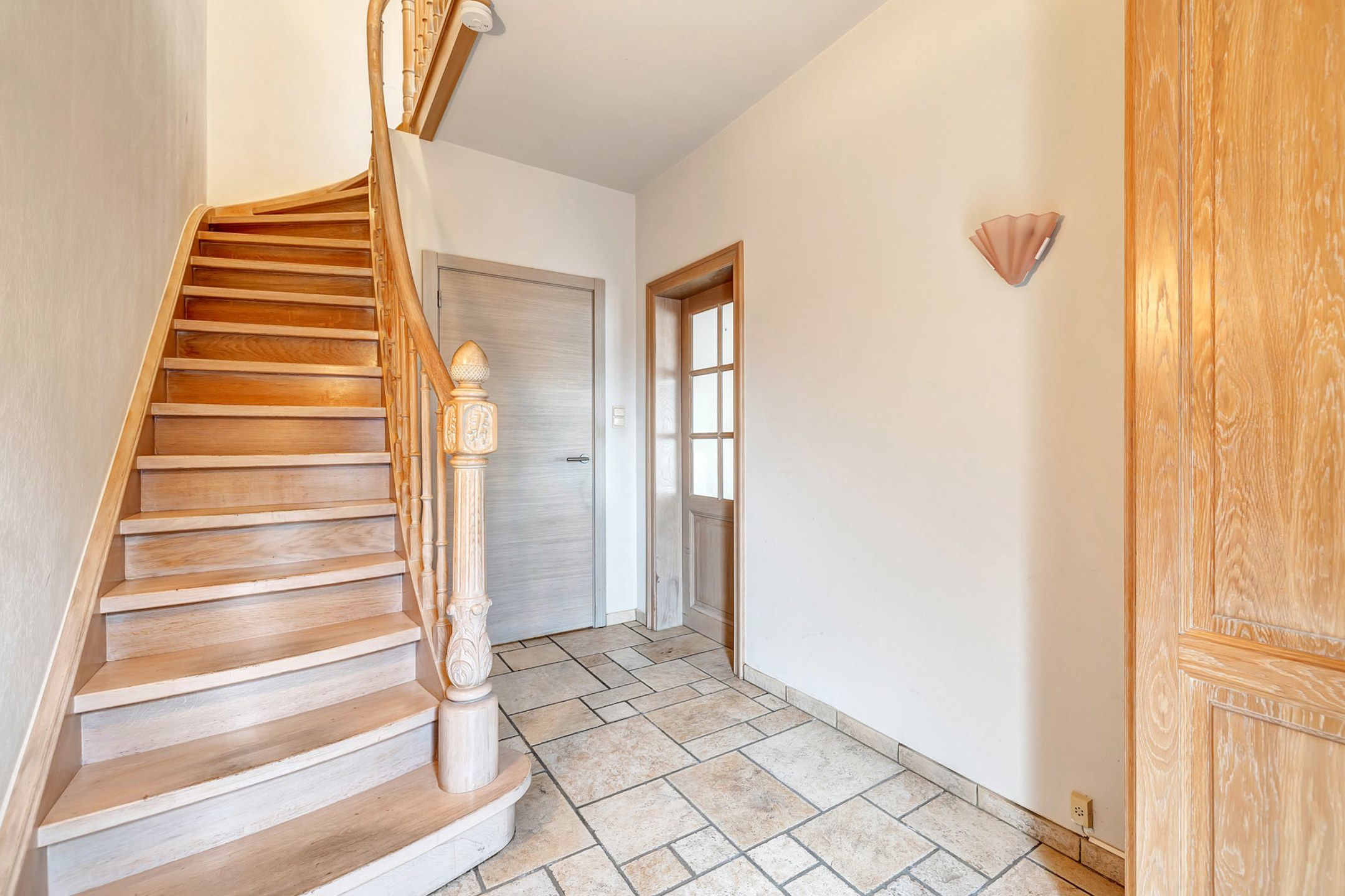 Halfopen bebouwing met garage te koop in Meerbeke! foto 4