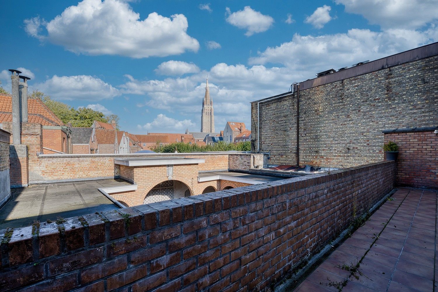 Hartje Brugge  TOP  TOERISTISCHE LIGGING , in de GOUDEN DRIEHOEK, Uitzonderlijk HANDELSPAND ( gevelbreedte 11 meter)                          LICHTRIJKE WINKELRUIMTE ,uitgevend op  Exclusieve STADSPATIO met overdekte rondgang van 105m²+ GARAGE van 30 m² UNIEK  IN BRUGGE op dergelijke ligging ! ERBOVEN lichtrijk ruim APPARTEMENT met zonneterras, foto 19
