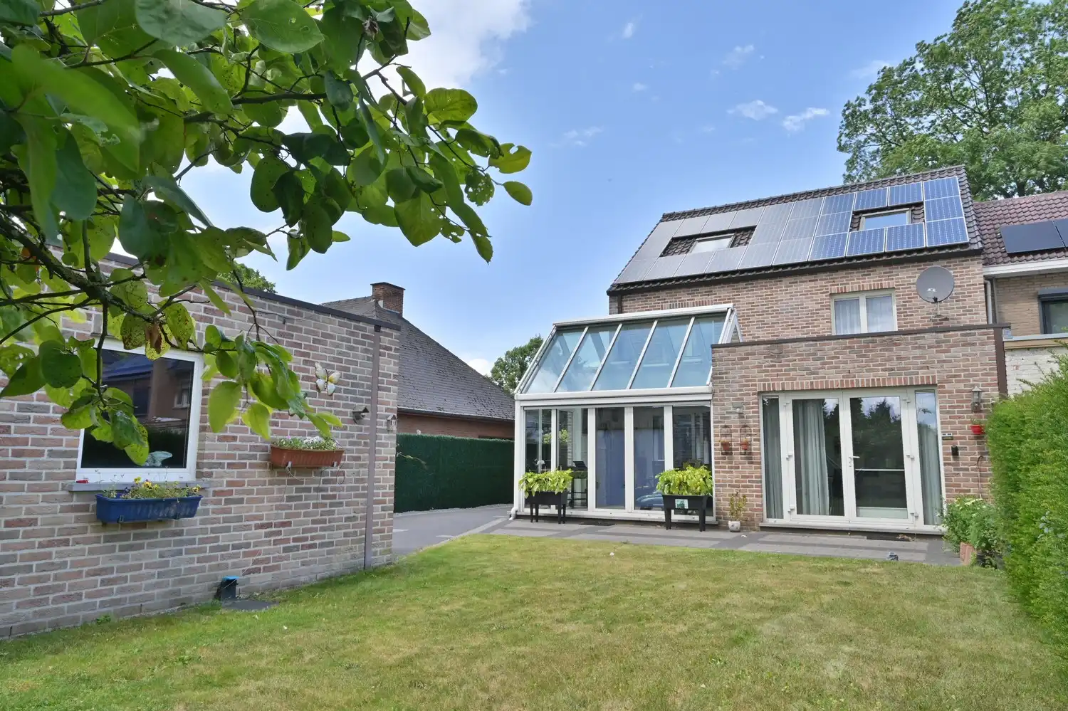 Halfvrijstaande woning met lift en zonnepanelen, zeer mooi gelegen aan de bosrand van Lanaken foto {{pictureIndex}}